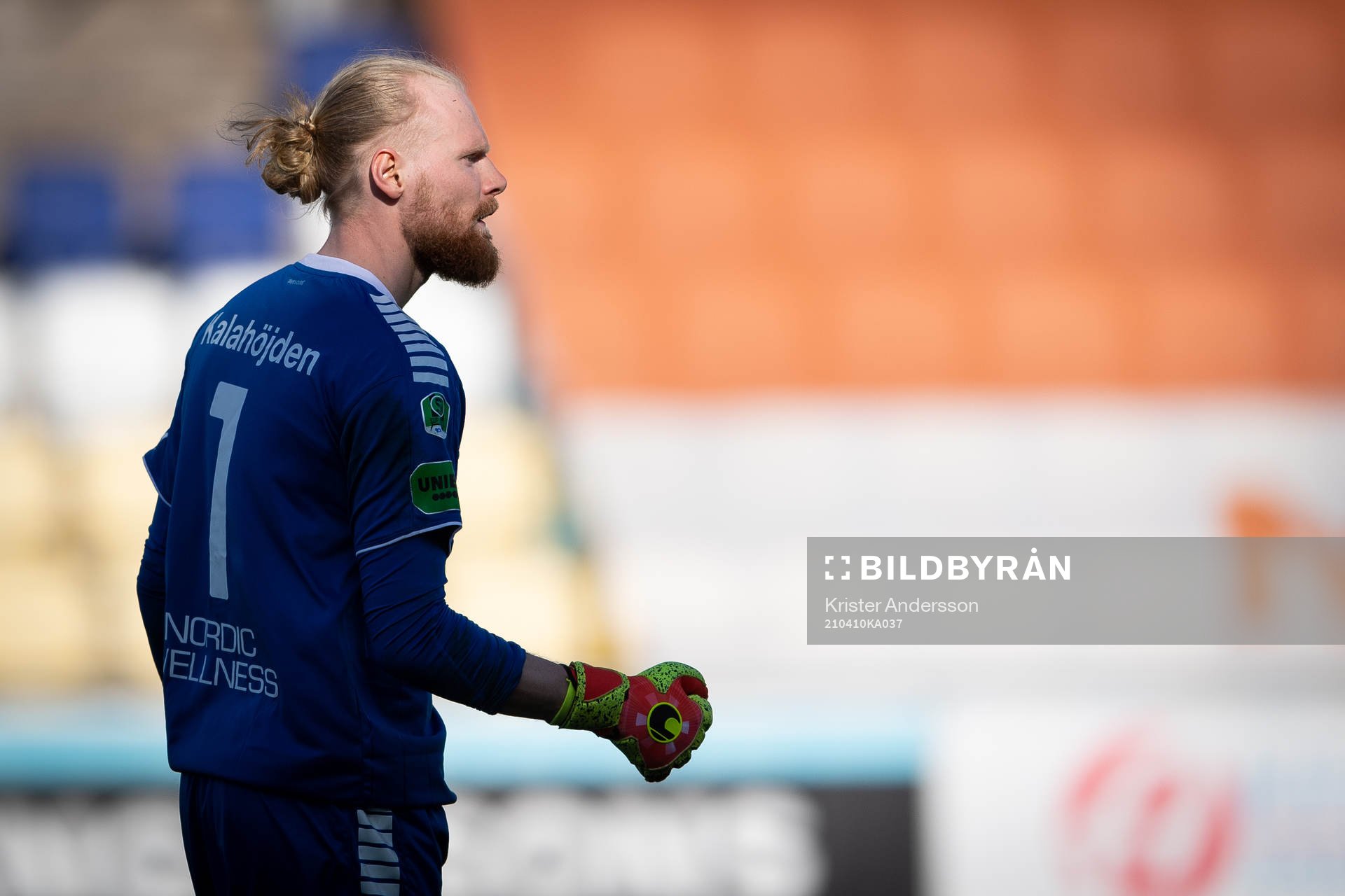 GAIS målvakt Mathias Karlsson jublar