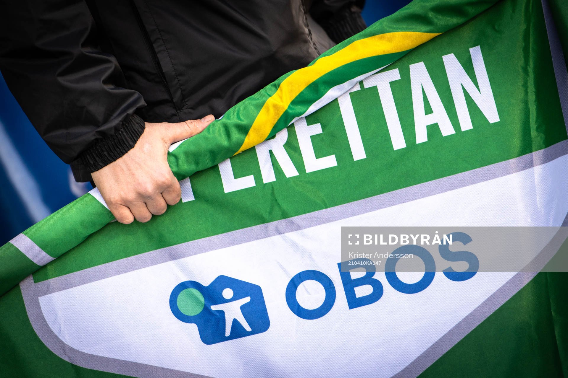 Superettan flagga som är delvis ihoprullad