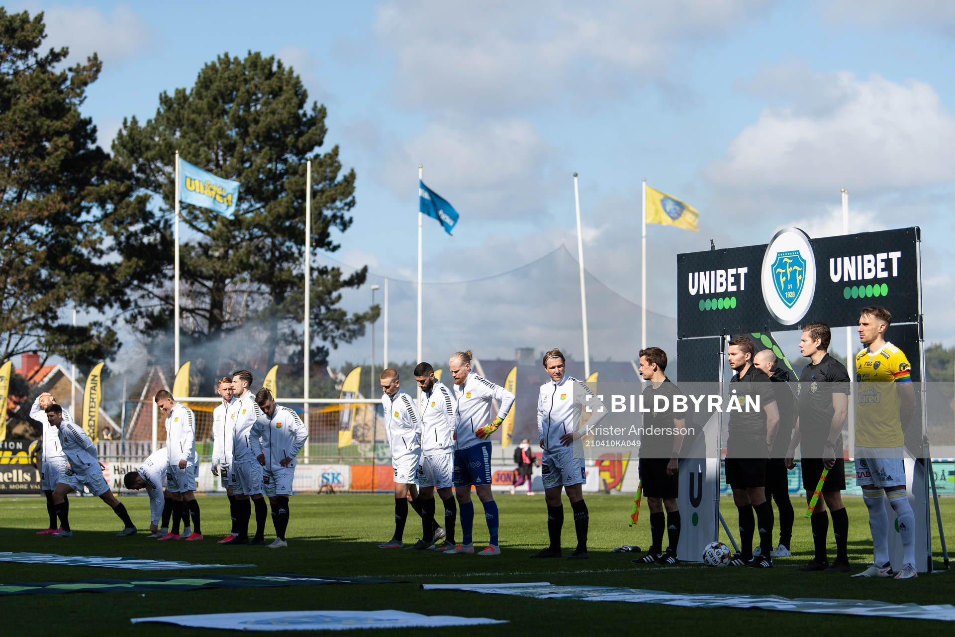 Spelarna ställer upp före fotbollsmatchen i Superettan