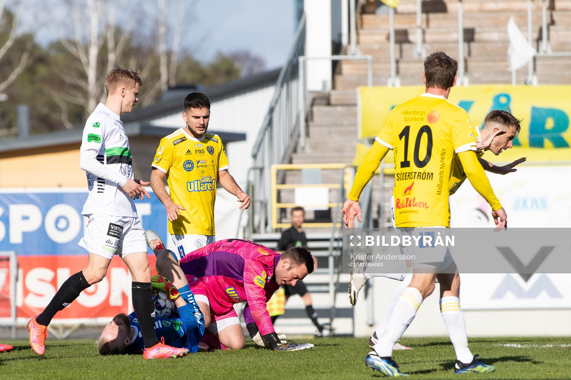 Falkenbergs målvakt Viktor Noring kolliderar med GAIS