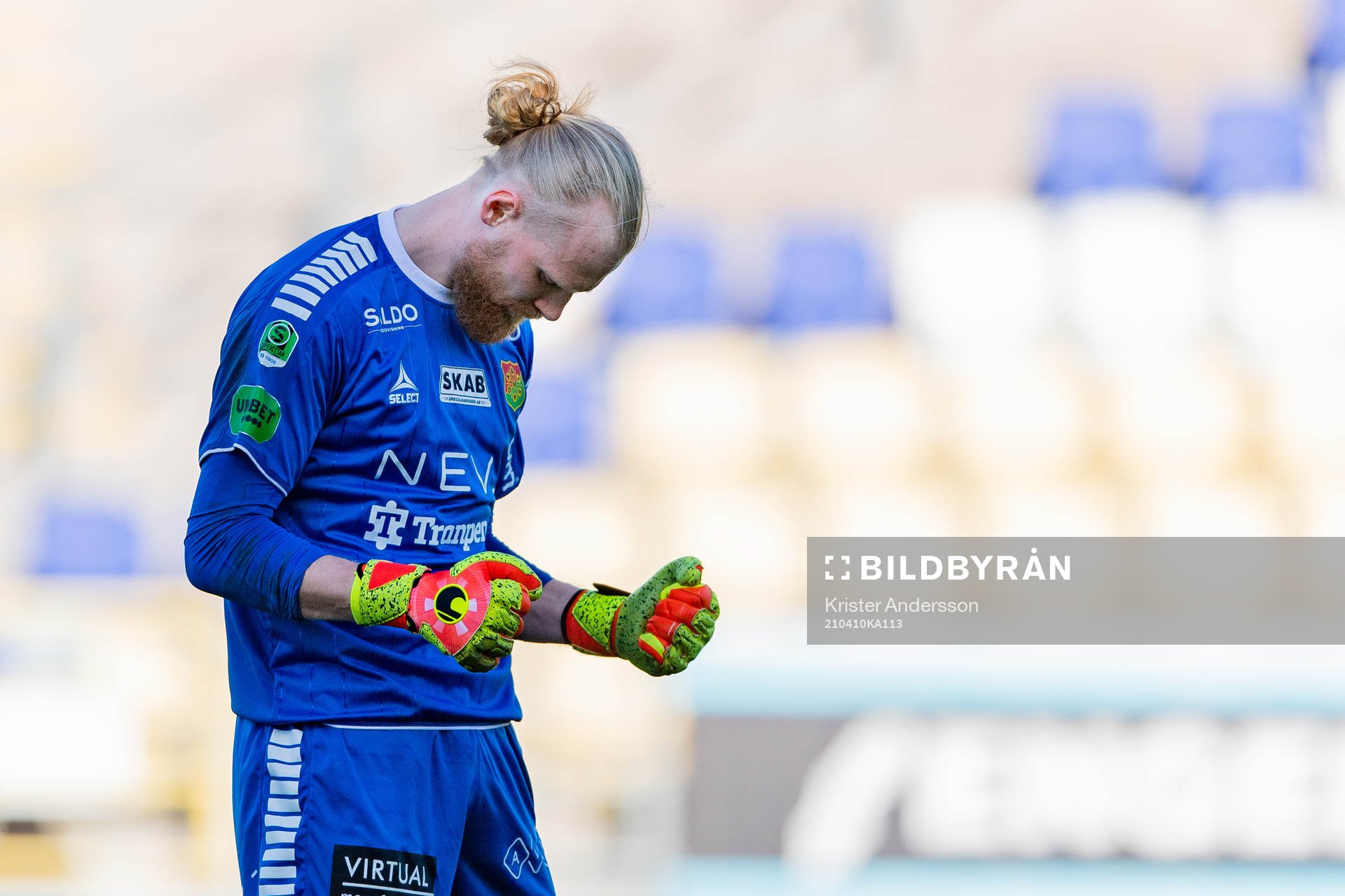 GAIS målvakt Mathias Karlsson jublar