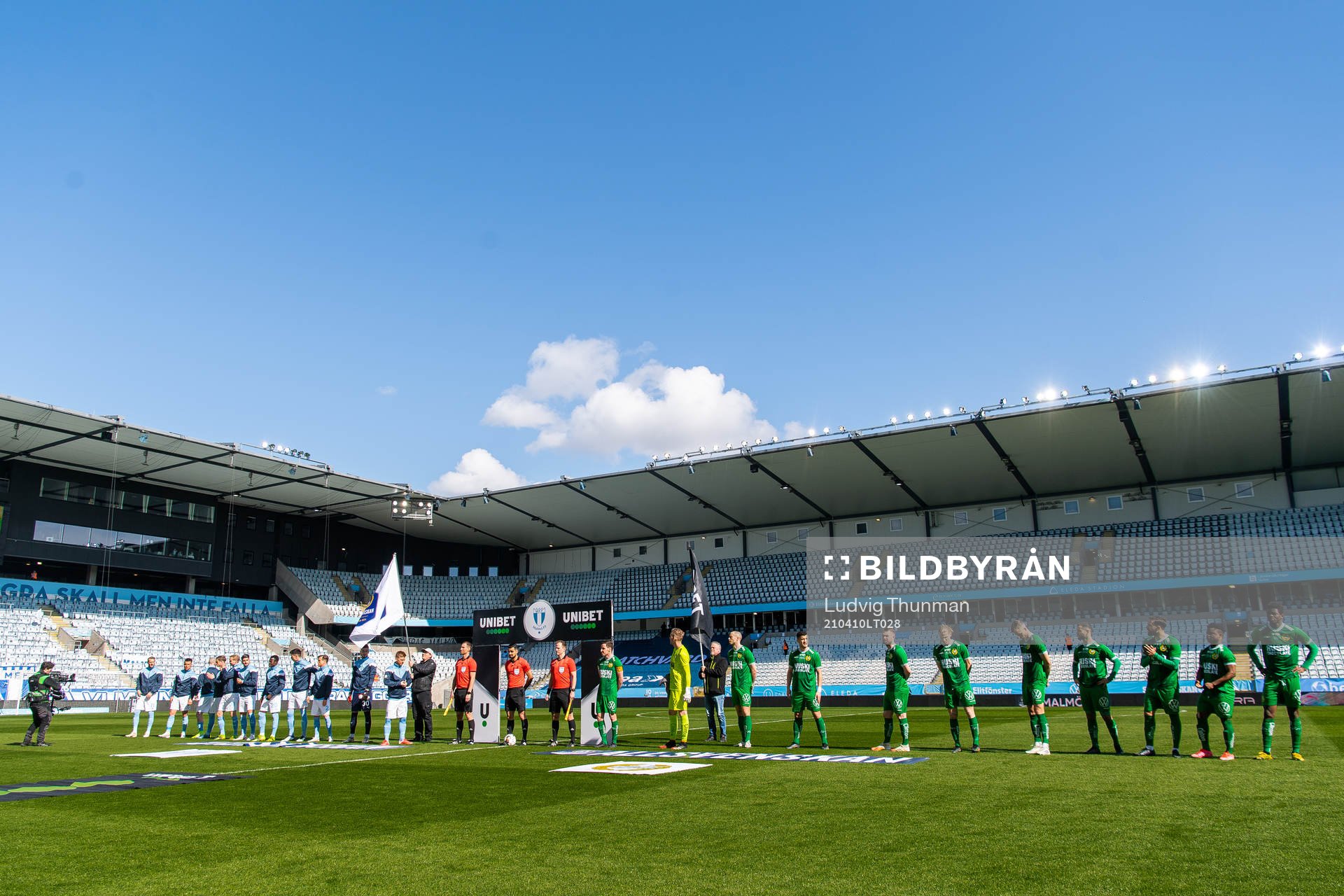 Malmö FFs och Hammarbys spelare vid line up inför fotbollsmatchen i Allsvenskan mellan Malmö FF och Hammarby den 10 april 2021 i Malmö. 