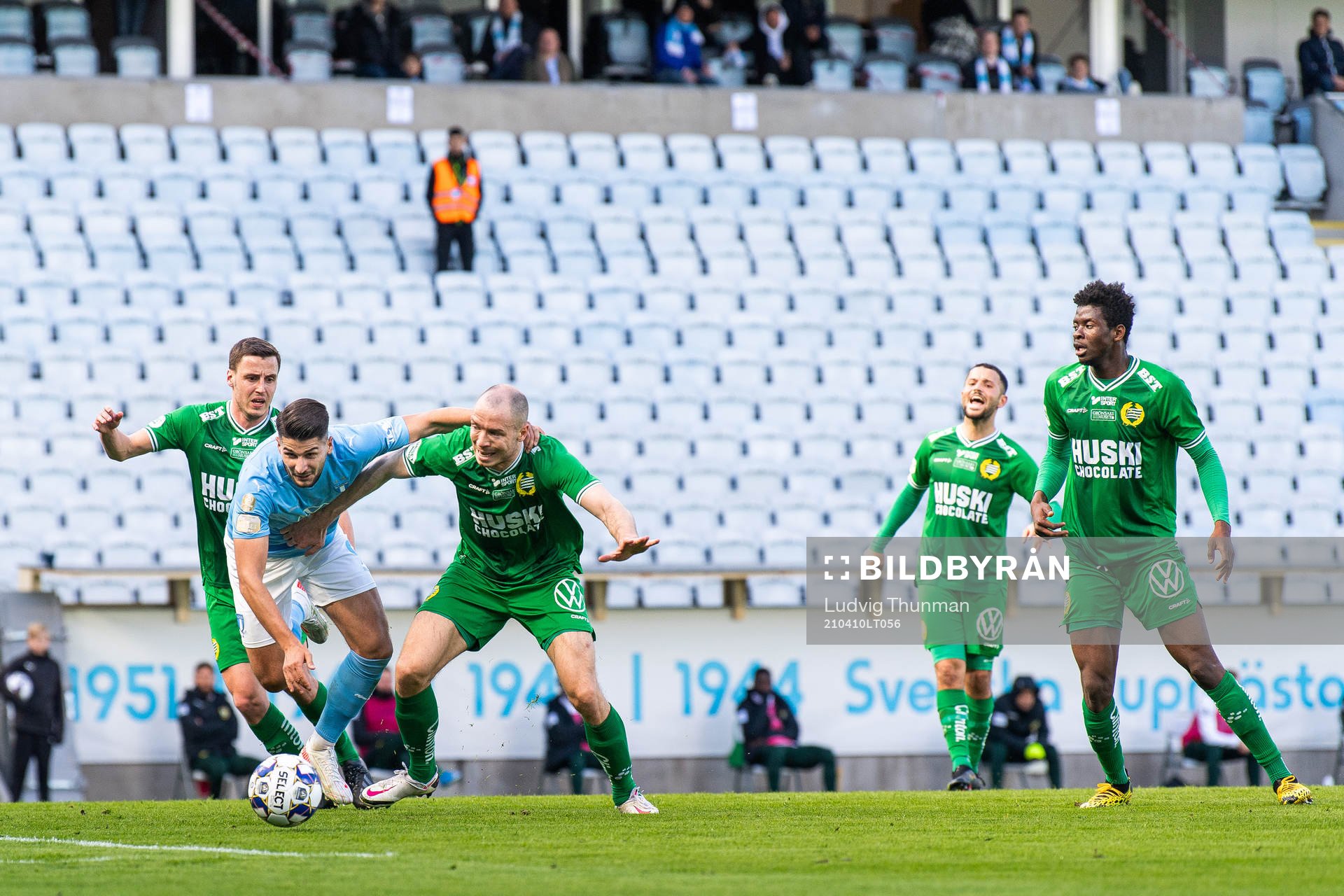 Malmö FFs Antonio Colak i kamp med Hammarbys Jeppe Andersen och Jon Gudni Fjoluson under fotbollsmatchen i Allsvenskan mellan Malmö FF och Hammarby den 10 april 2021 i Malmö.
