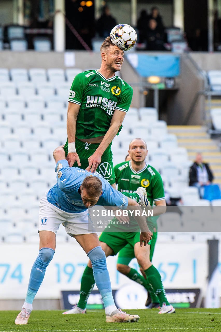 Hammarbys Richard Magyar och Malmö FFs Ola Toivonen i kamp om bollen under fotbollsmatchen i Allsvenskan mellan Malmö FF och Hammarby den 10 april 2021 i Malmö.