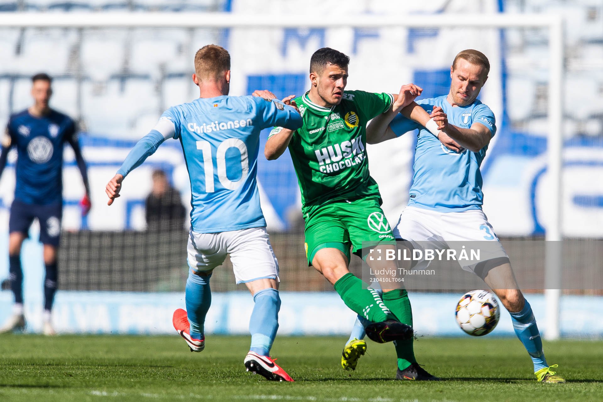 Malmö FFs Anders Christiansen och Franz Brorsson i kamp om bollen med Hammarbys Astrit Selmani under fotbollsmatchen i Allsvenskan mellan Malmö FF och Hammarby den 10 april 2021 i Malmö.
