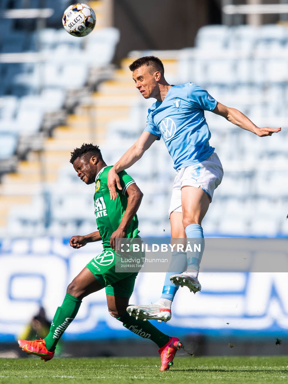 Hammarbys Akinkunmi Amoo och Malmö FFs Jonas Knudsen