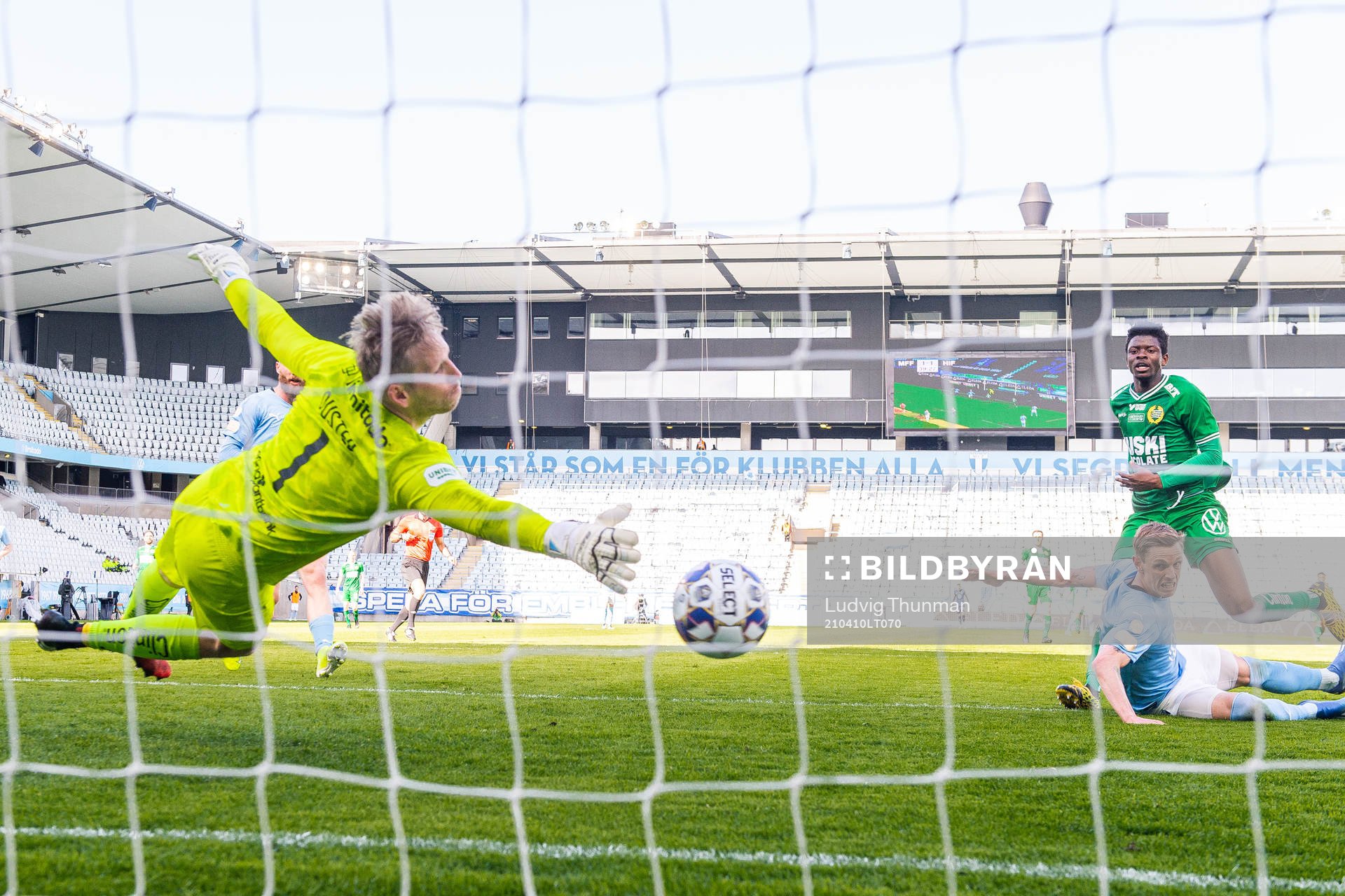 Malmö FFs Sören Rieks gör 2-1 bakom Hammarbys målvakt