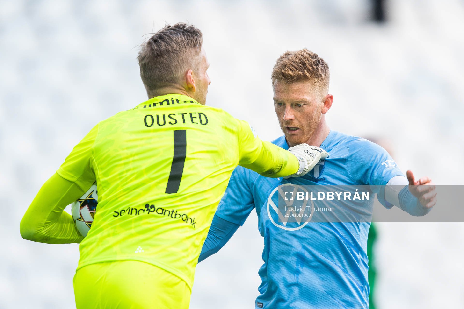 Hammarbys målvakt David Ousted trycker till Malmö FFs
