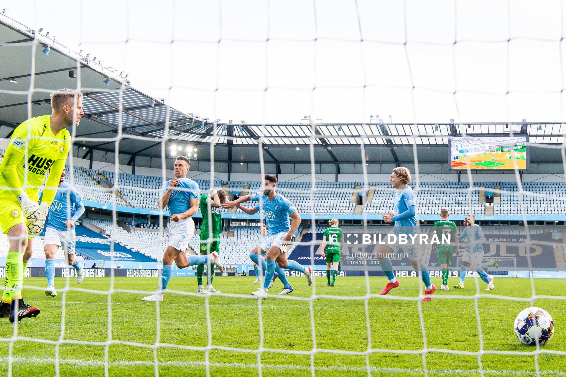 Hammarbys målvakt David Ousted deppar medan Malmö FFs