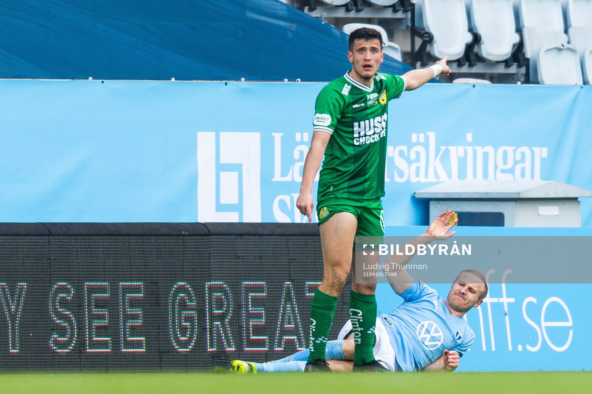 Malmö FFs Franz Brorsson har ont under fotbollsmatchen i Allsvenskan mellan Malmö FF och Hammarby den 10 april 2021 i Malmö. 