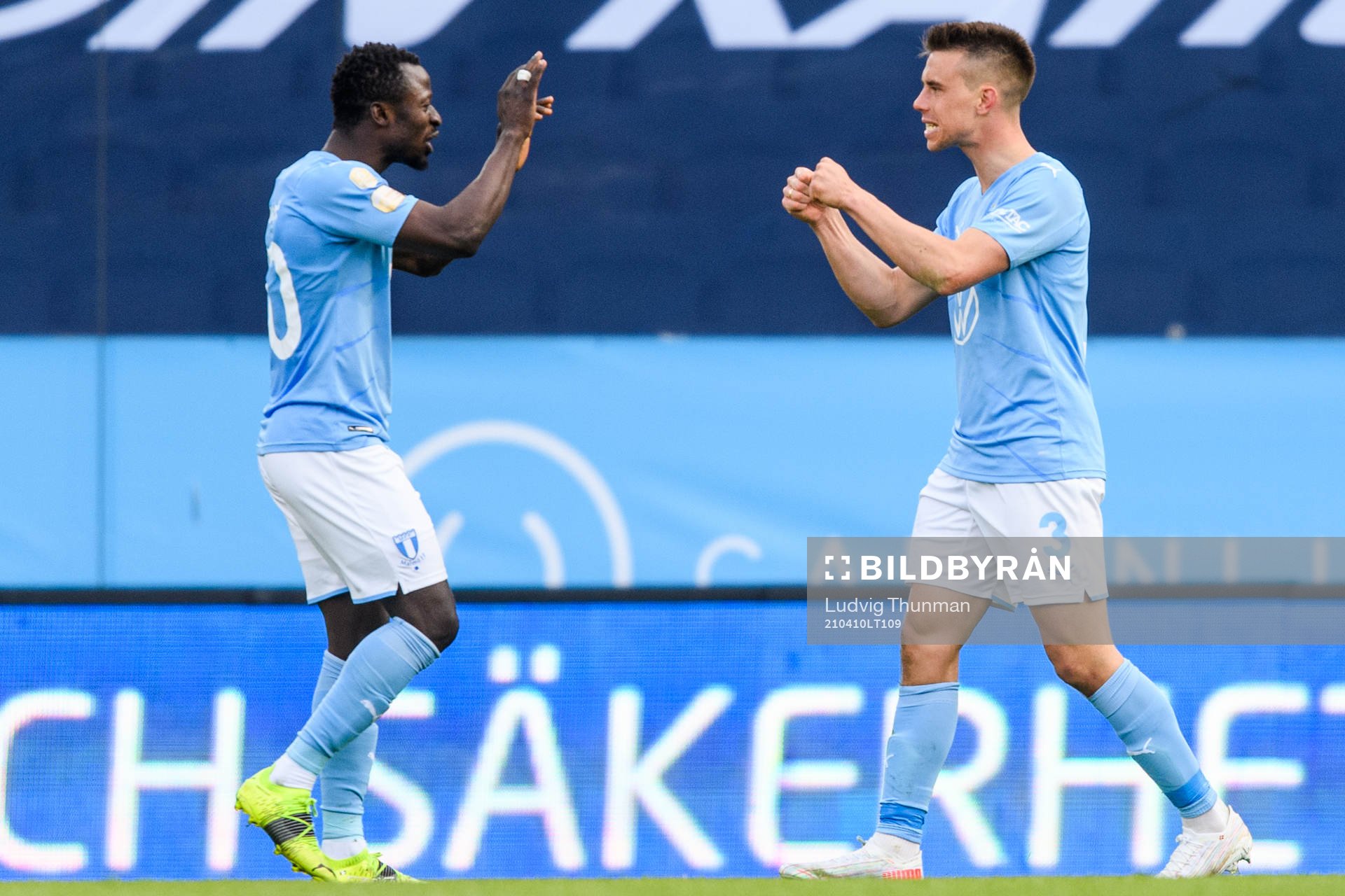 Malmö FFs Jonas Knudsen jublar med Bonke Innocent efter fotbollsmatchen i Allsvenskan mellan Malmö FF och Hammarby den 10 april 2021 i Malmö.