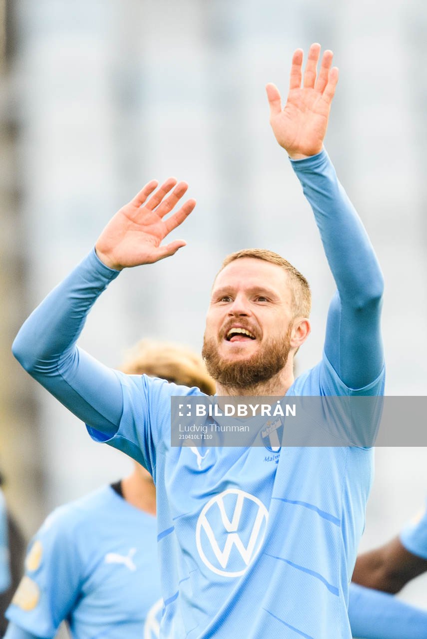 Malmö FFs Lasse Nielsen tackar publiken