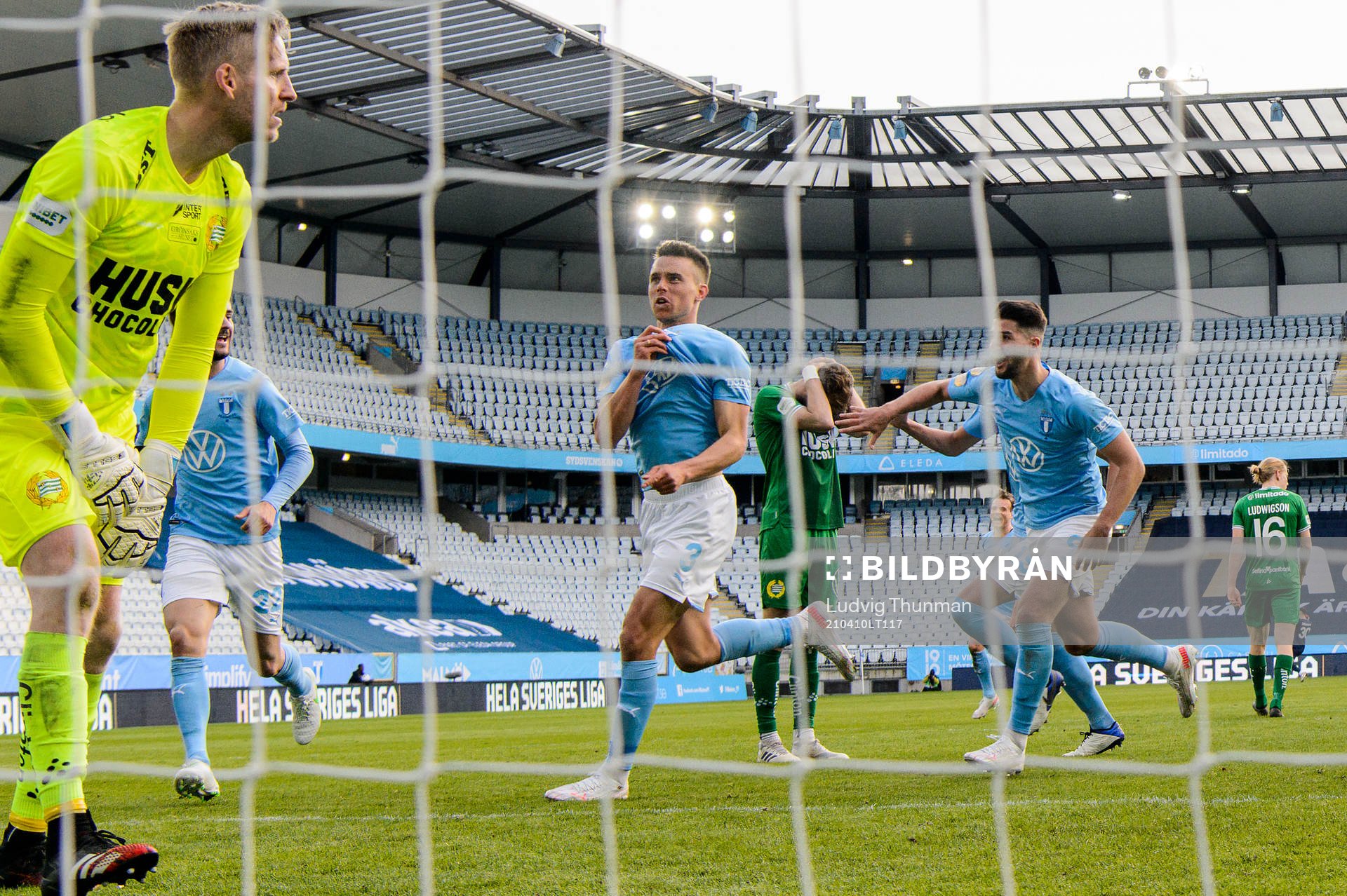 Malmö FFs Jonas Knudsen jublar efter han gjort 3-2 under fotbollsmatchen i Allsvenskan mellan Malmö FF och Hammarby den 10 april 2021 i Malmö.