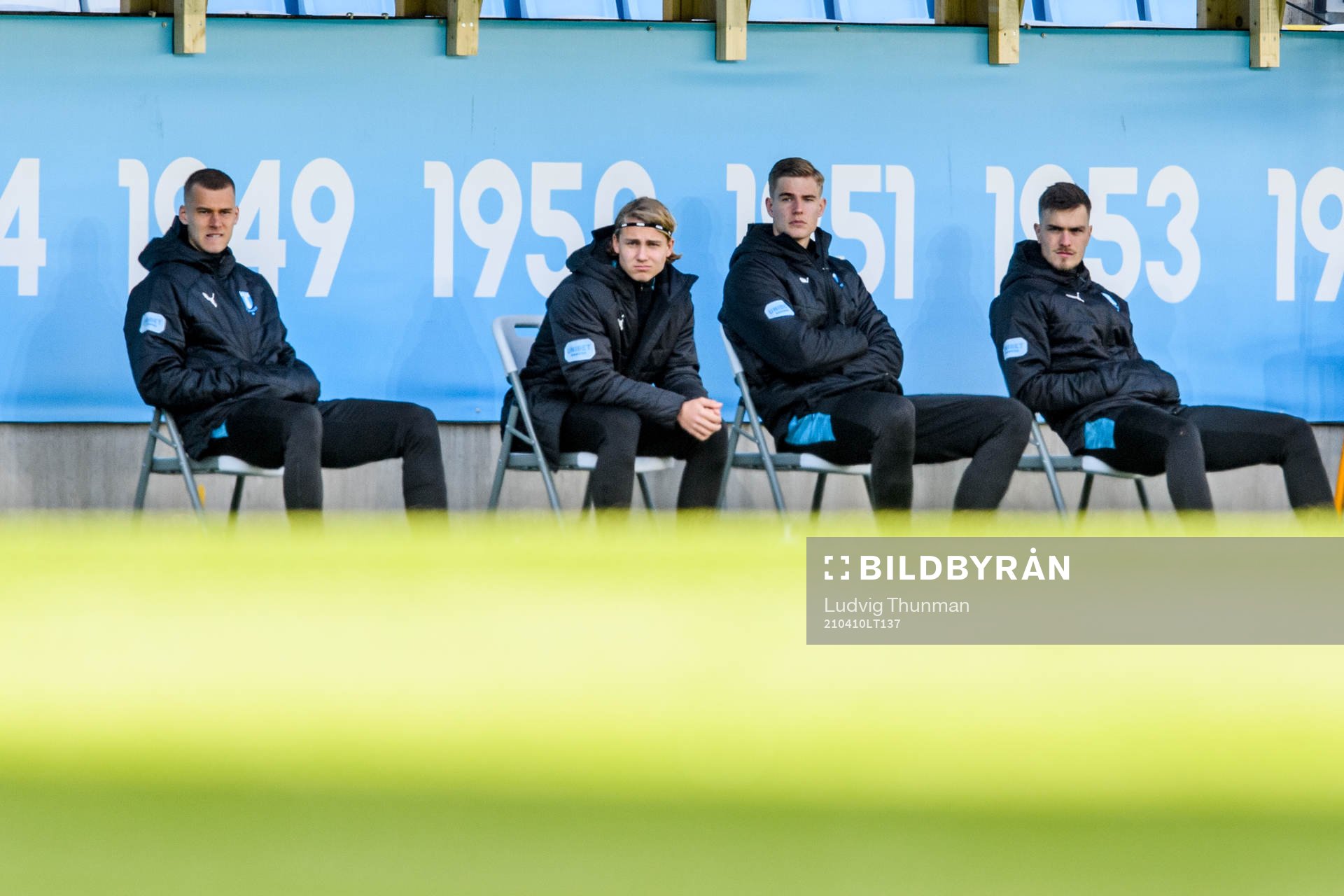Malmö FFs avbytarbänk: Felix Beijmo, Sebastian Nanasi, Mathias Nilsson, Pavle Vagic under fotbollsmatchen i Allsvenskan mellan Malmö FF och Hammarby den 10 april 2021 i Malmö.