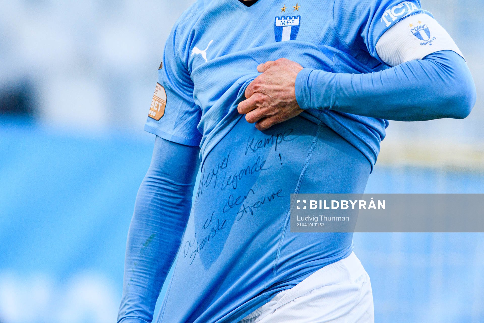 Närbild på den tröja Malmö FFs Anders Christiansen visat upp efter han gjort 1-1 på straff under fotbollsmatchen i Allsvenskan mellan Malmö FF och Hammarby den 10 april 2021 i Malmö.