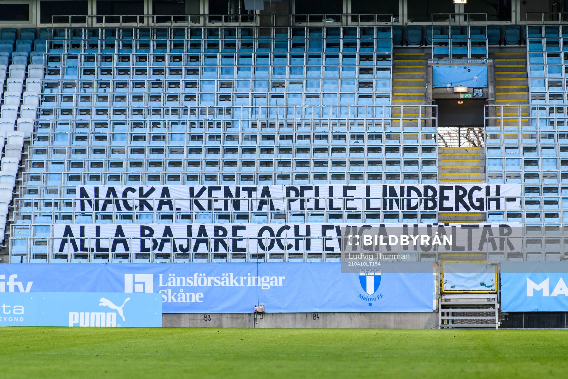 Bortaläktaren med banderoll från Hammarbys Fans