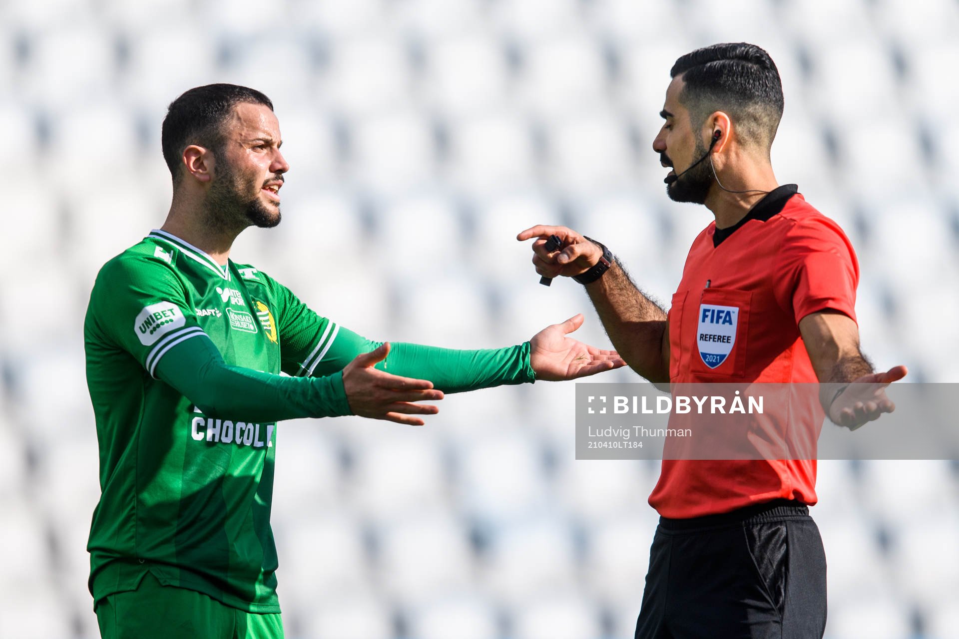 Hammarbys Mohanad Jeahze diskuterar med domare Mohammed