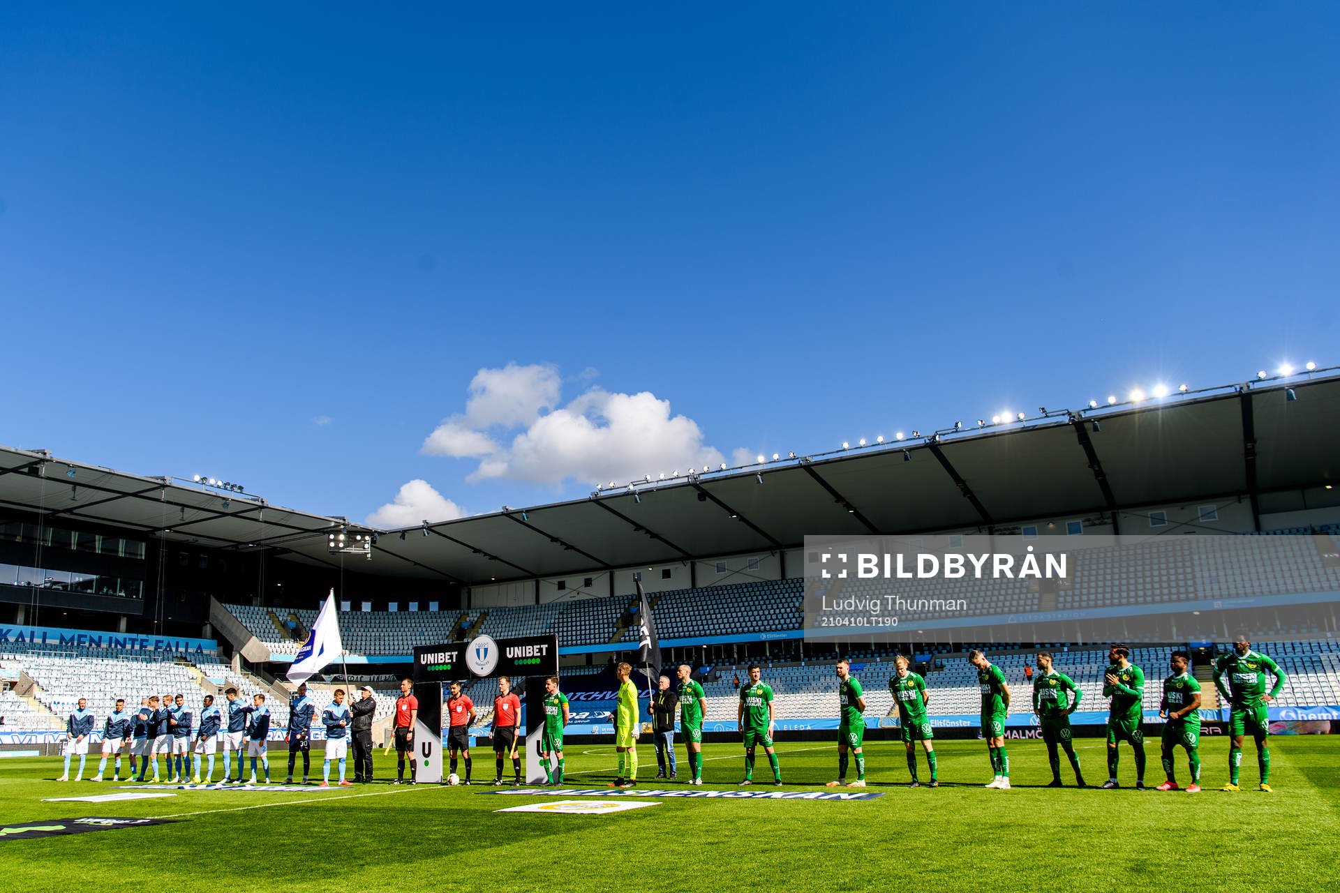 Spelarna ställer upp inför fotbollsmatchen i Allsvenskan mellan Malmö FF och Hammarby den 10 april 2021 i Malmö. 