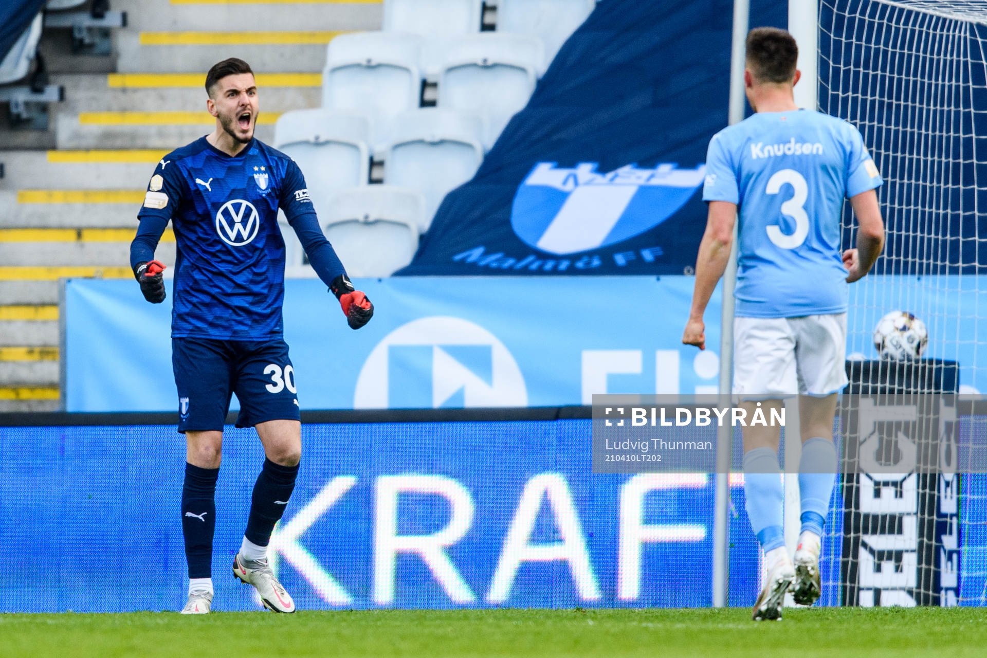 Malmö FFs målvakt Marko Johansson jublar med Jonas Knudsen efter fotbollsmatchen i Allsvenskan mellan Malmö FF och Hammarby den 10 april 2021 i Malmö.