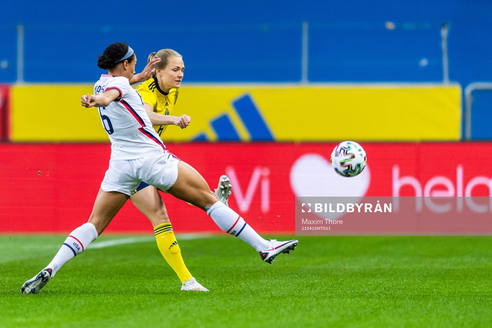 Lynn Williams of USA and Magdalena Eriksson of Sweden