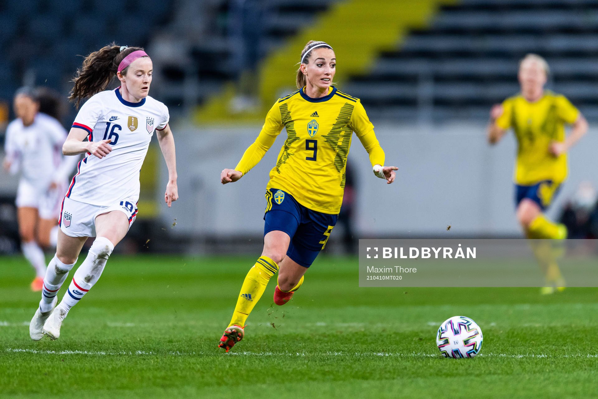 Rose Lavelle of USA and Kosovare Asllani of Sweden
