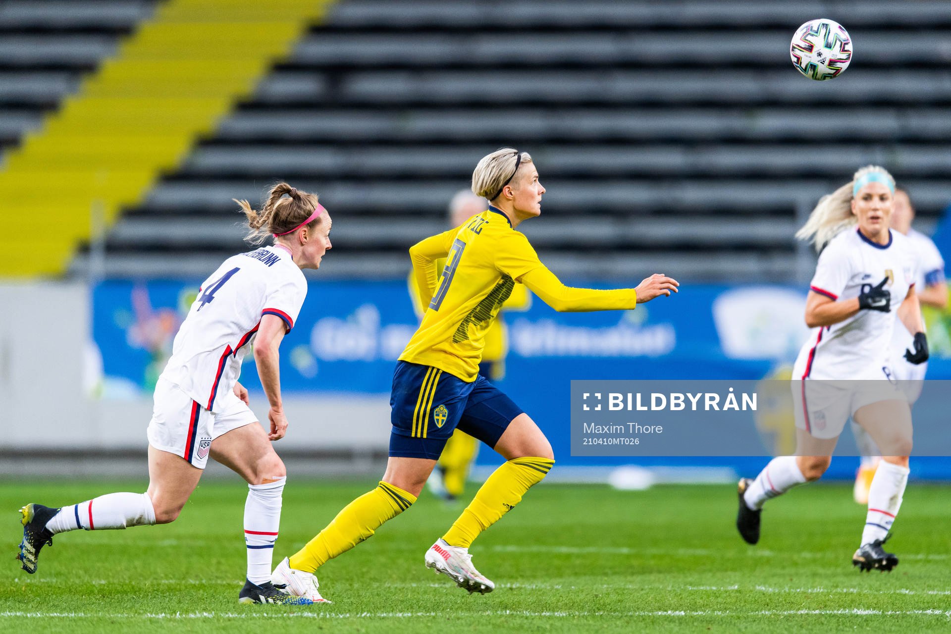 Becky Sauerbrunn of USA and Lina Hurtig of Sweden