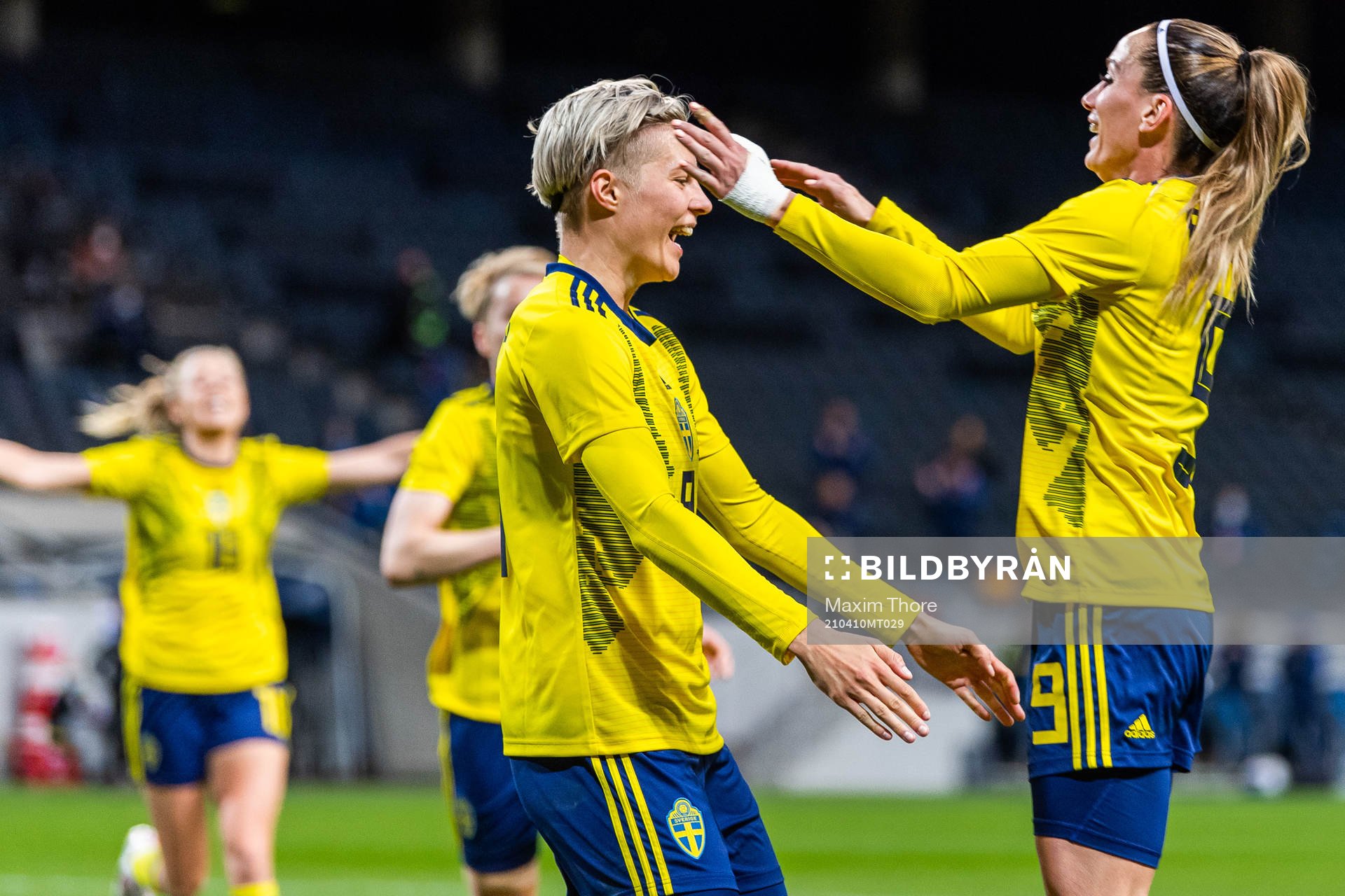 Lina Hurtig celebrates with Kosovare Asllani of Sweden