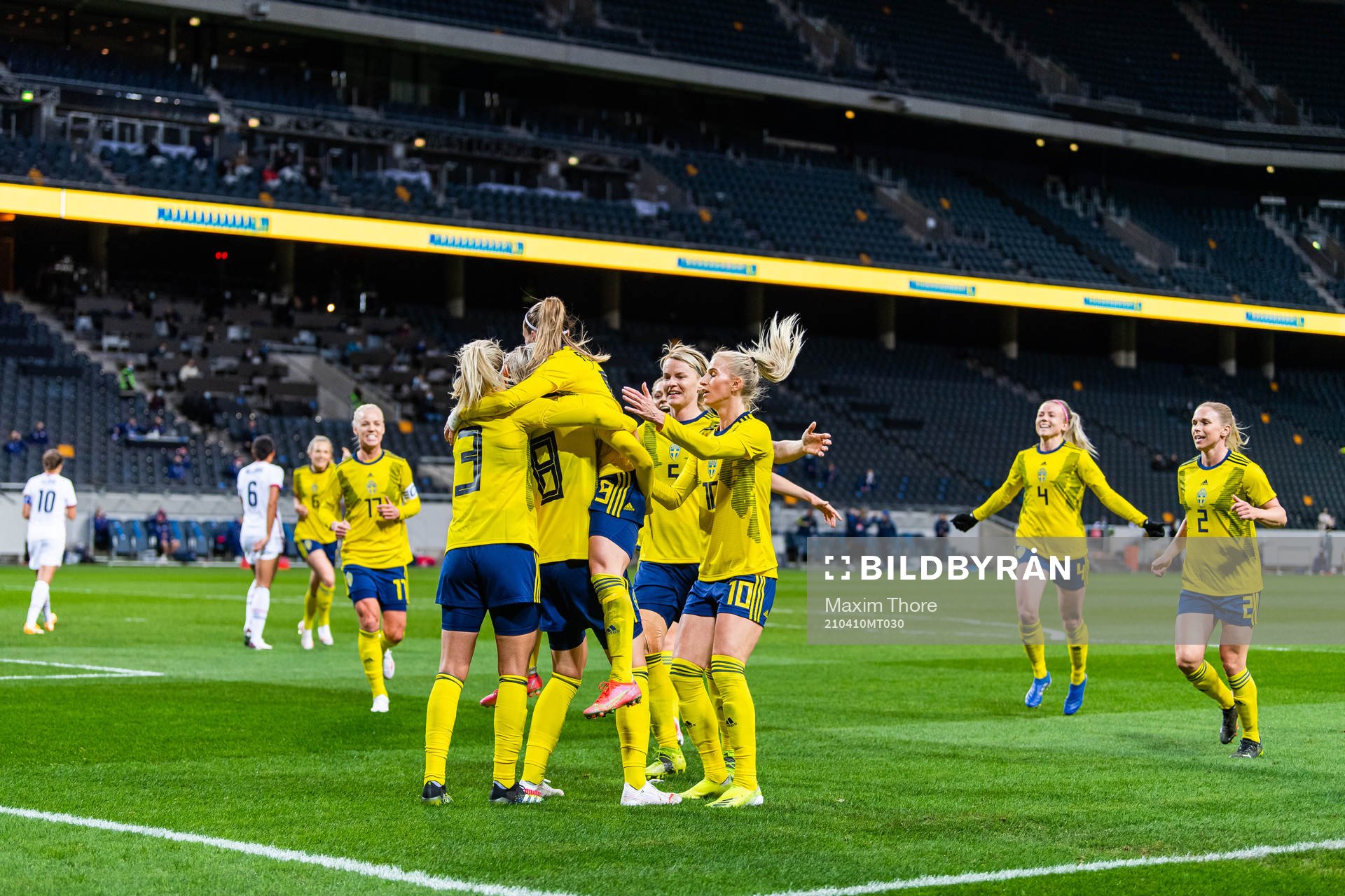 Lina Hurtig celebrates with team mates of Sweden