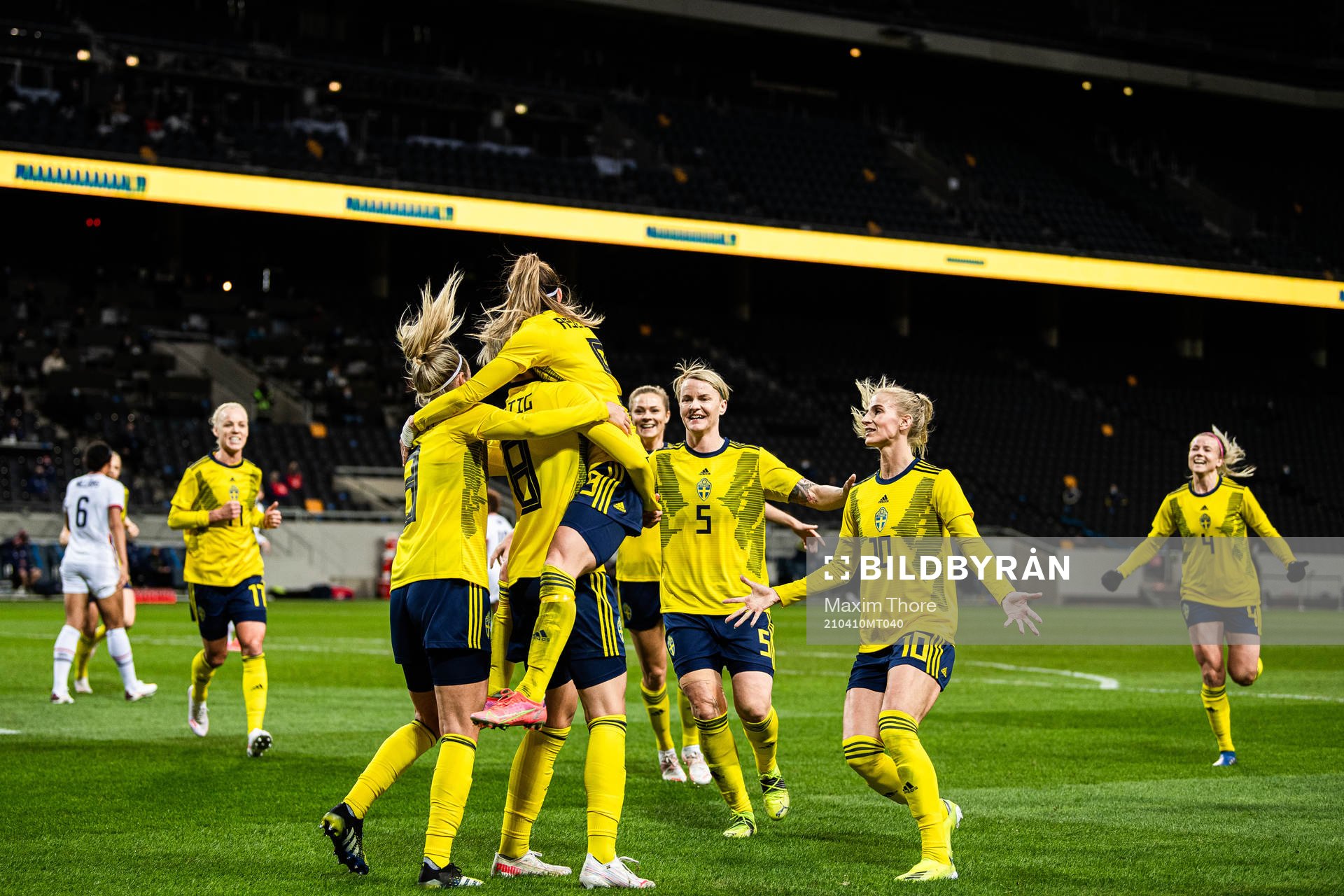 Lina Hurtig of Sweden celebrates with teammates