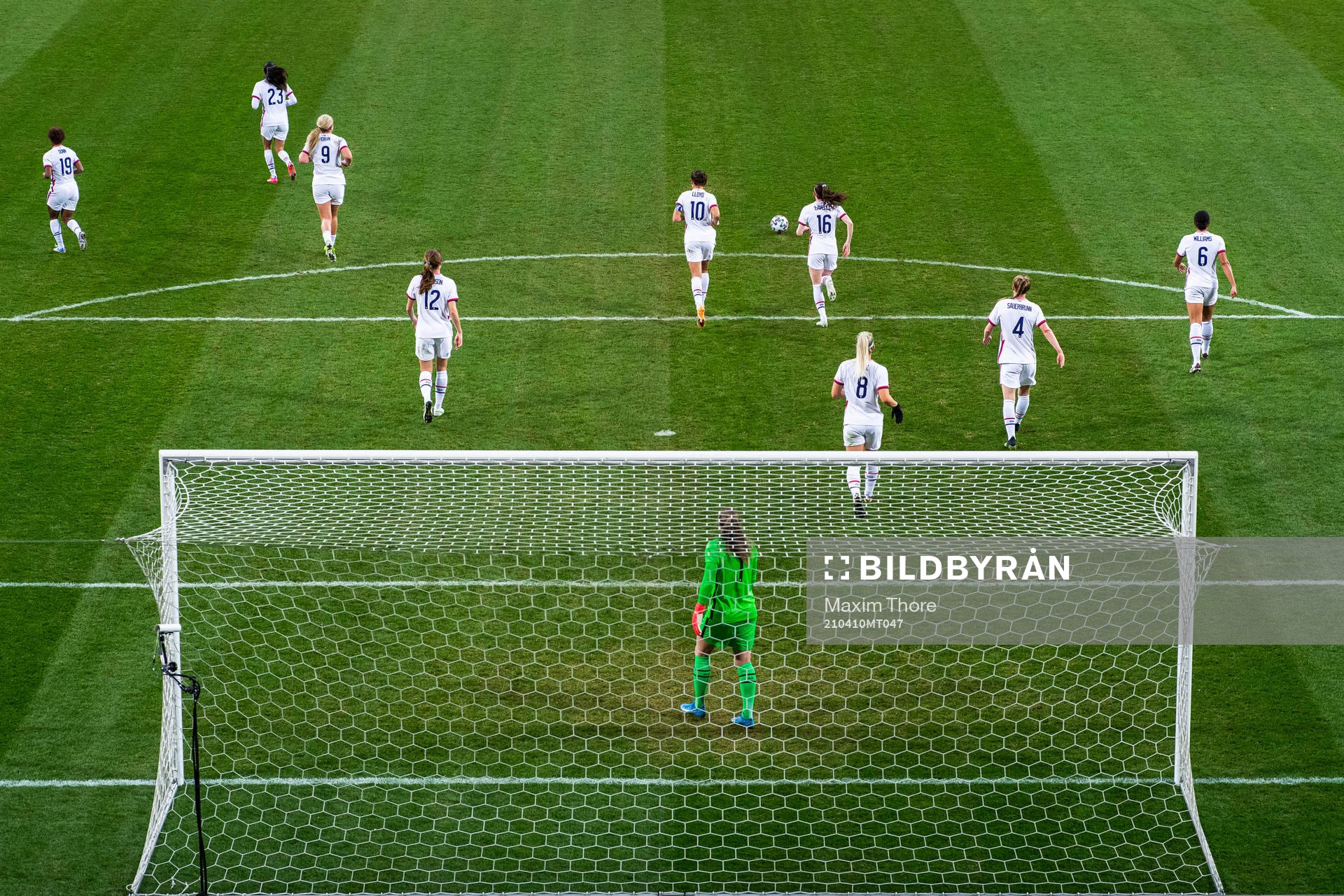 Goalkeeper Alyssa Naeher and team mates of USA look dejected