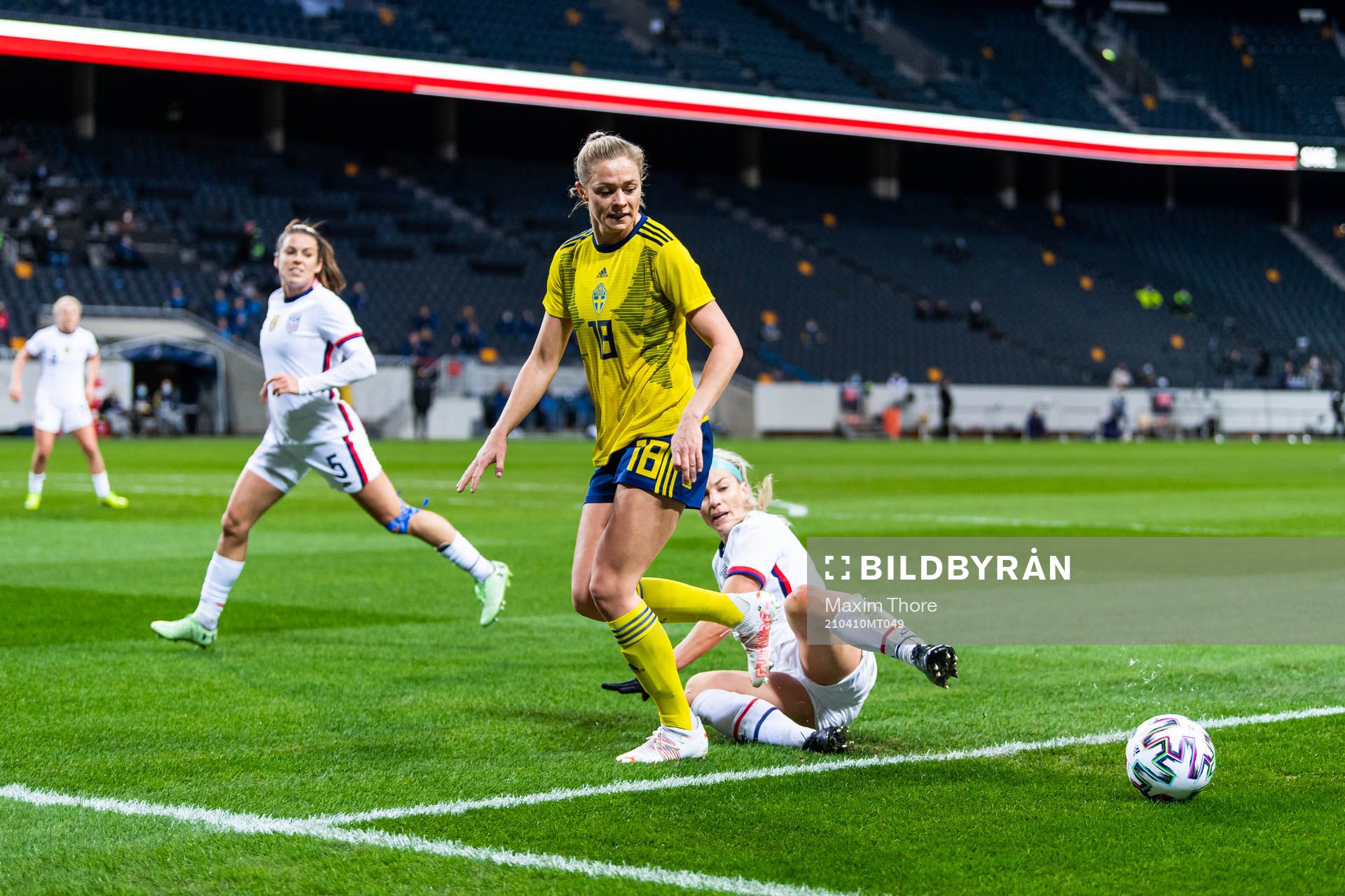 Fridolina Rolfö of Sweden and Julie Ertz of USA