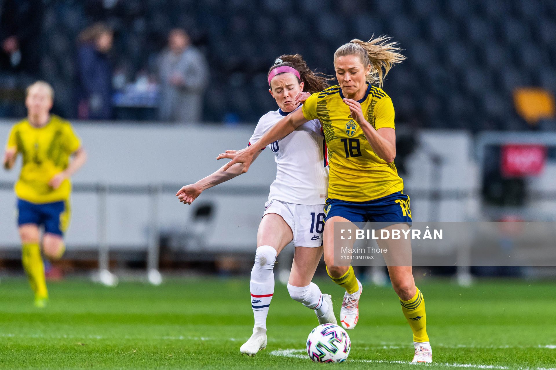 Rose Lavelle of USA and Fridolina Rolfö of Sweden compete