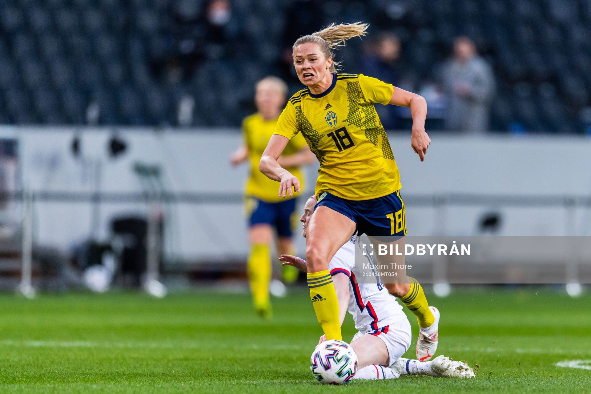 Fridolina Rolfö of Sweden and Rose Lavelle of USA