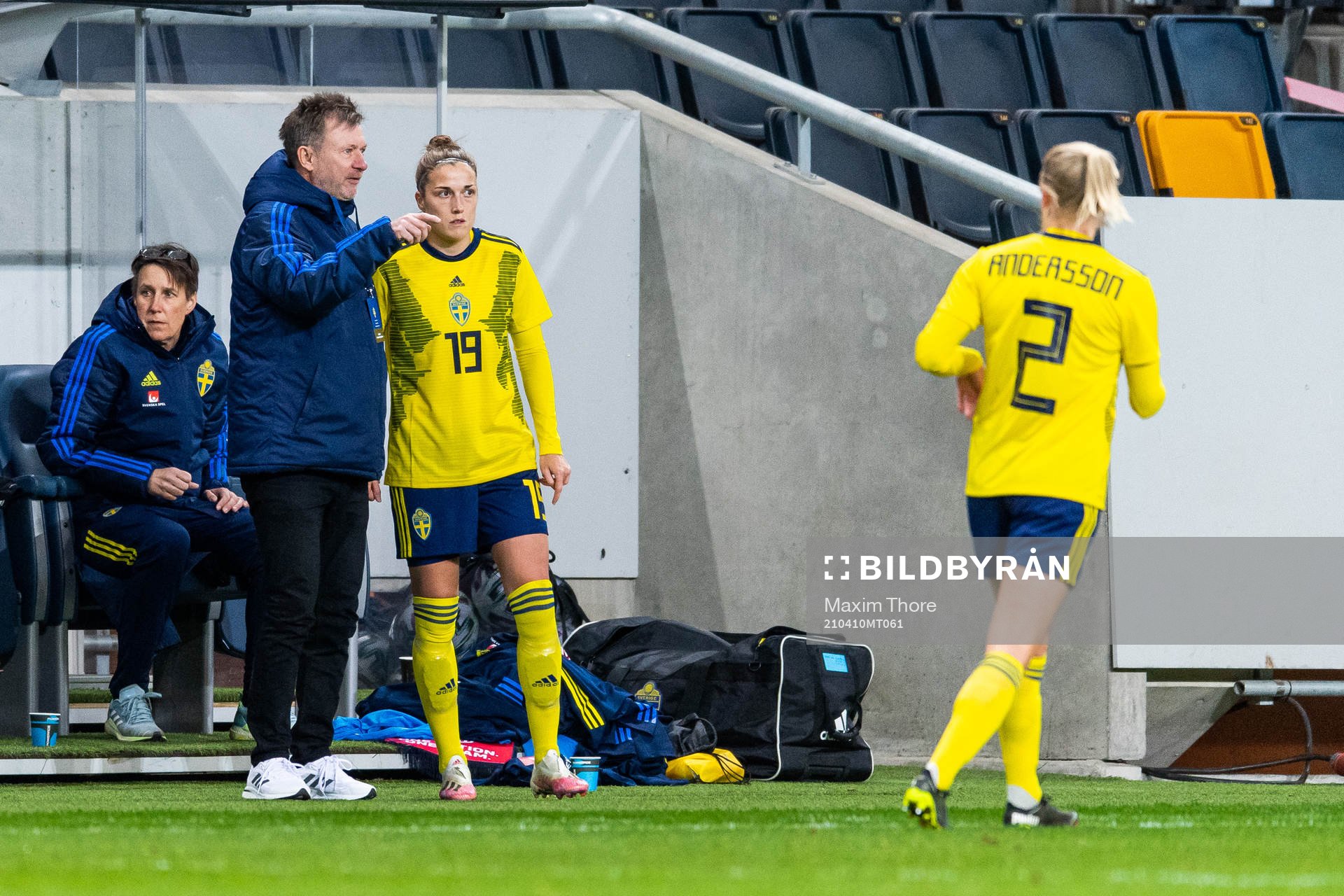 Filippa Angeldahl receives instructions from Peter