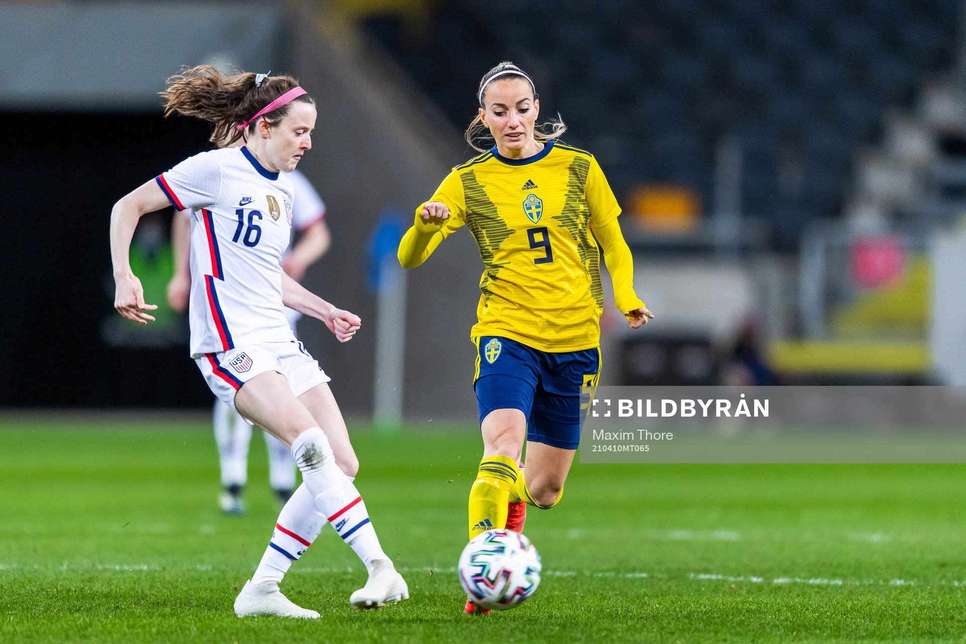 Rose Lavelle of USA and Kosovare Asllani of Sweden