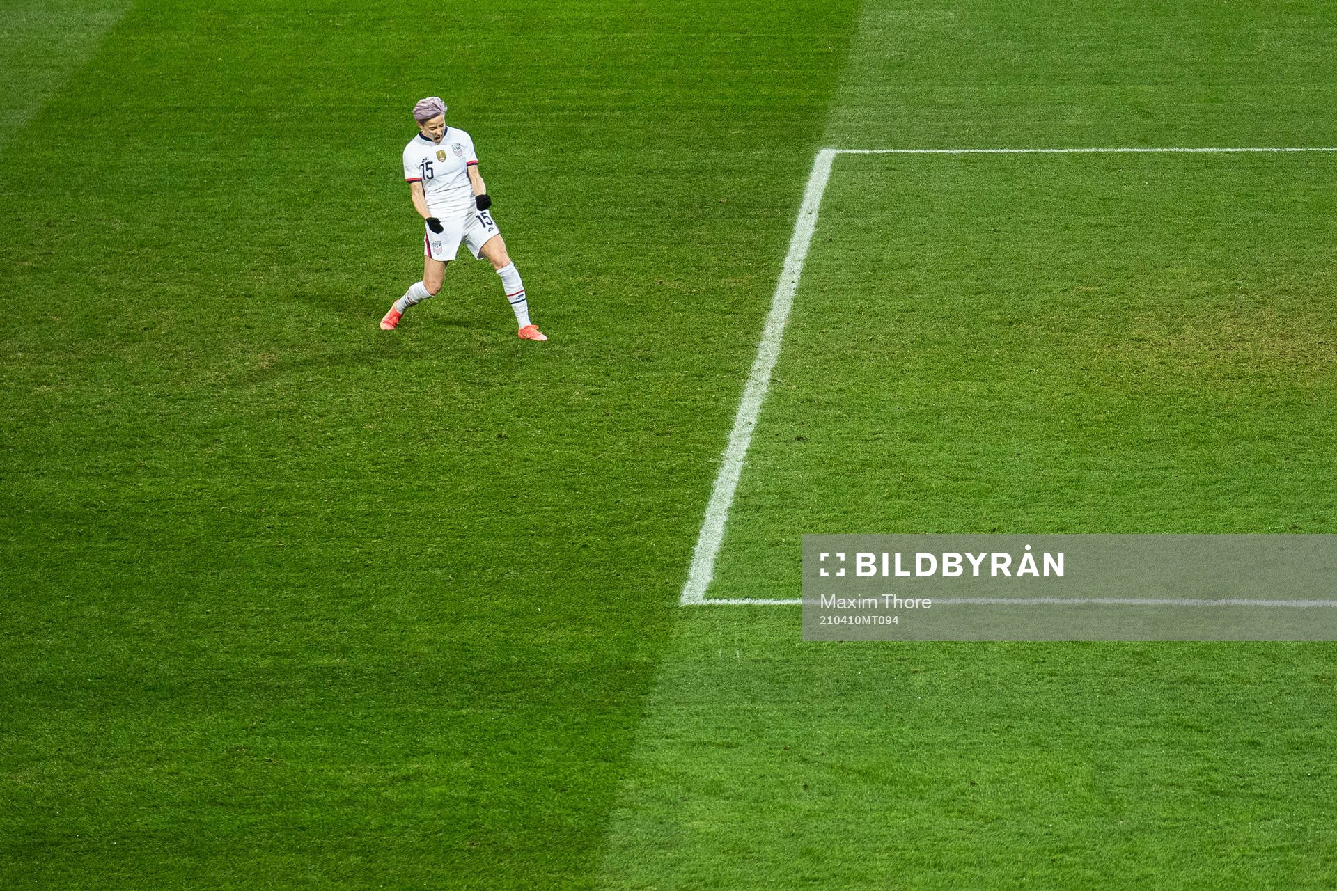 Megan Rapinoe of USA celebrate scoring the 1-1 goal