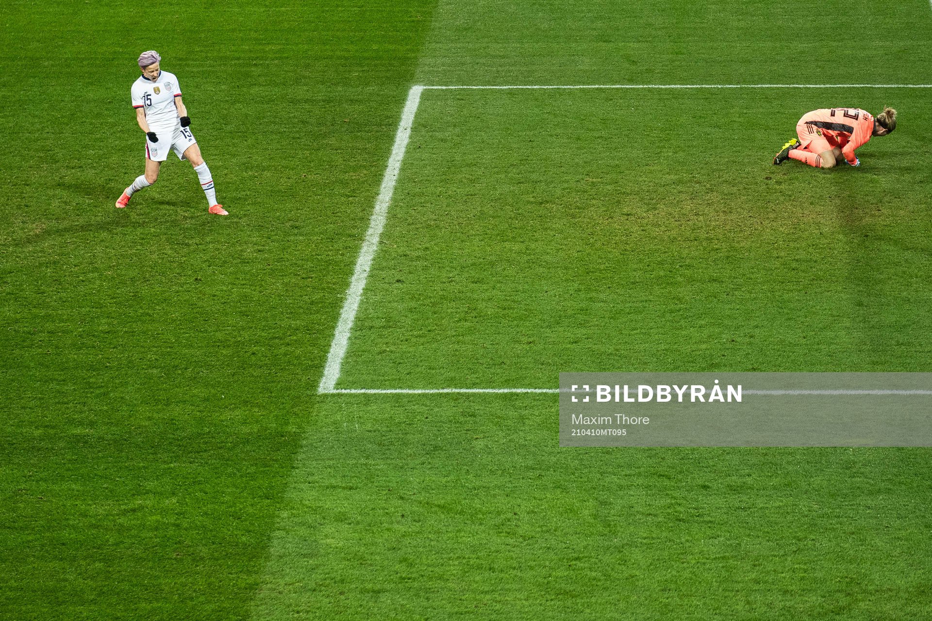 Megan Rapinoe of USA celebrate scoring the 1-1 goal while