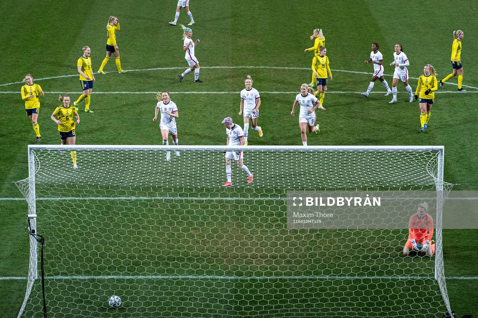 Megan Rapinoe of USA celebrate the 1-1 goal while
