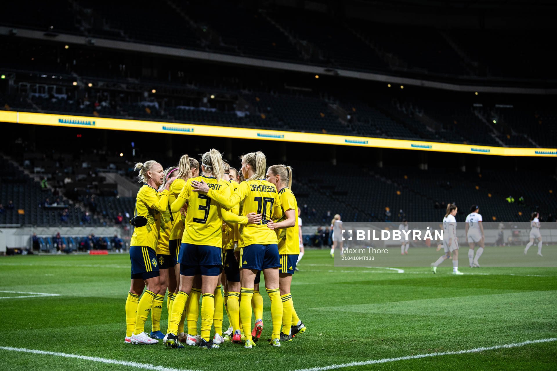 Lina Hurtig of Sweden celebrate the 1-0 goal with teammates