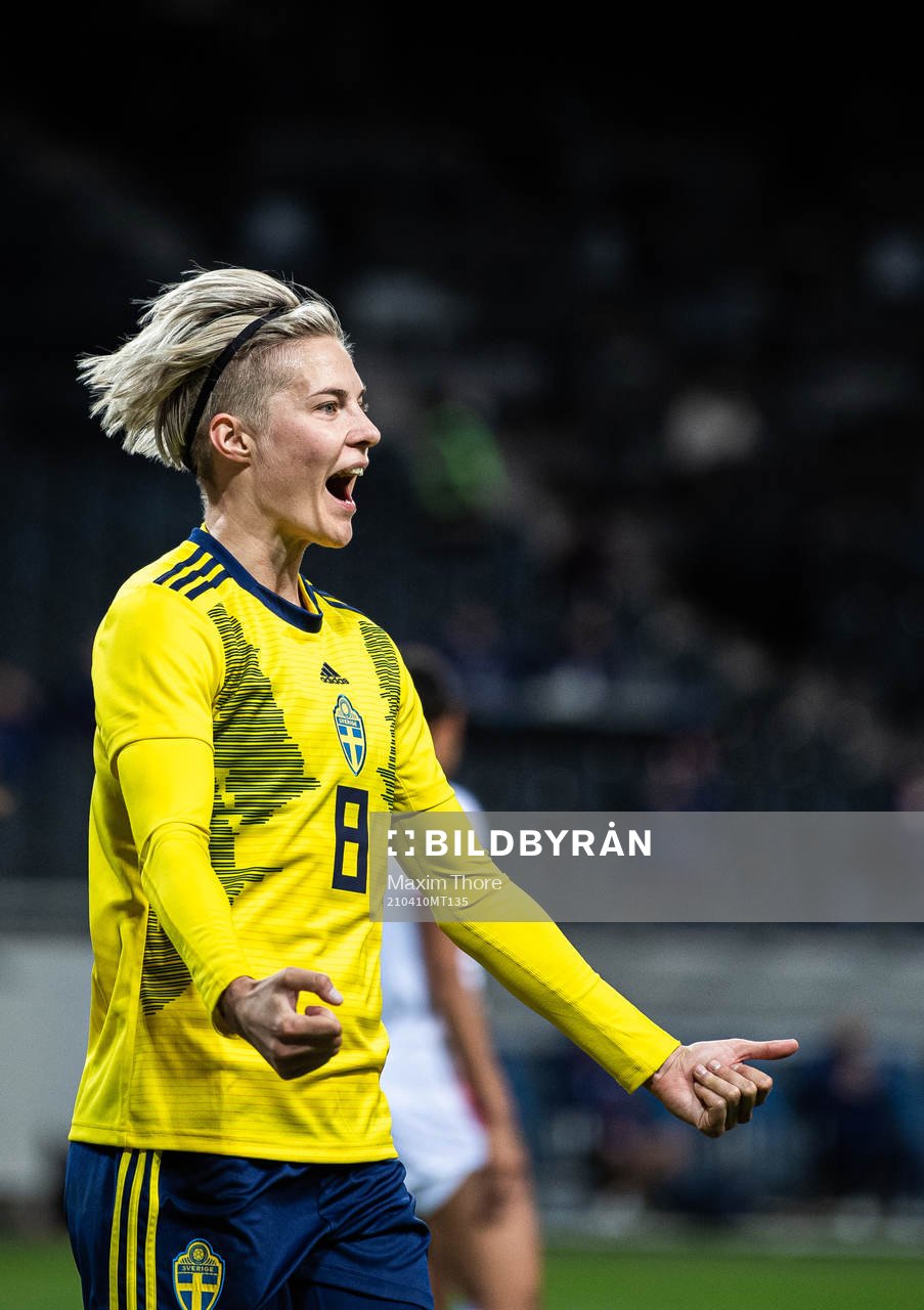 Lina Hurtig of Sweden celebrate