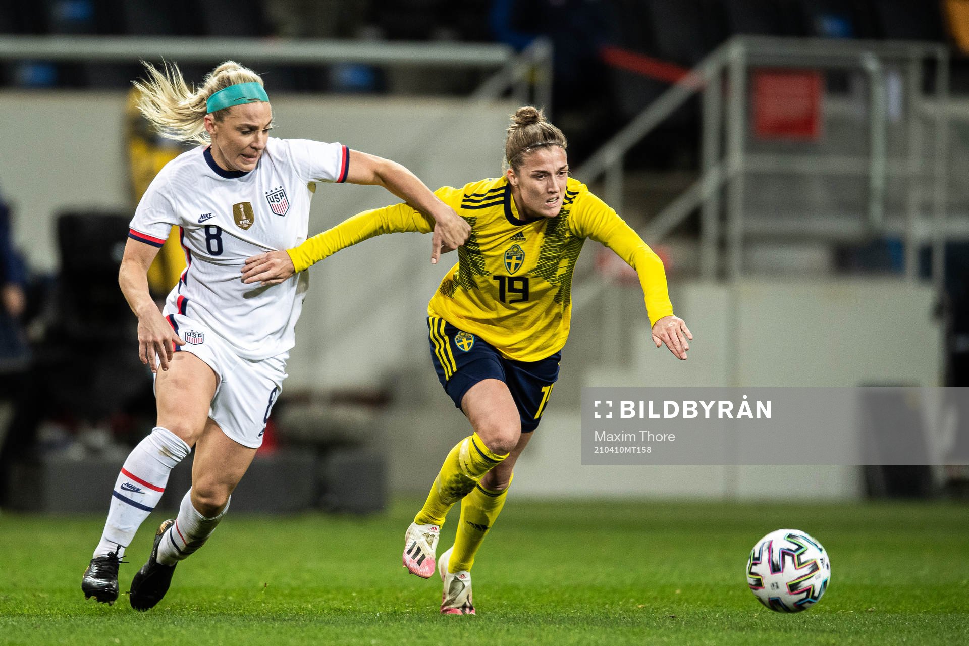Julie Ertz of USA and Filippa Angeldahl of Sweden