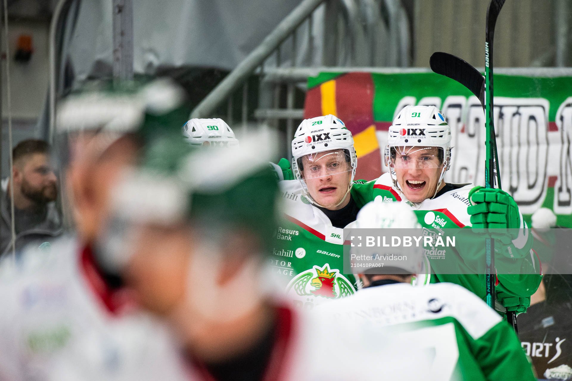 Rögles Anton Bengtsson jublar med Adam Tambellini