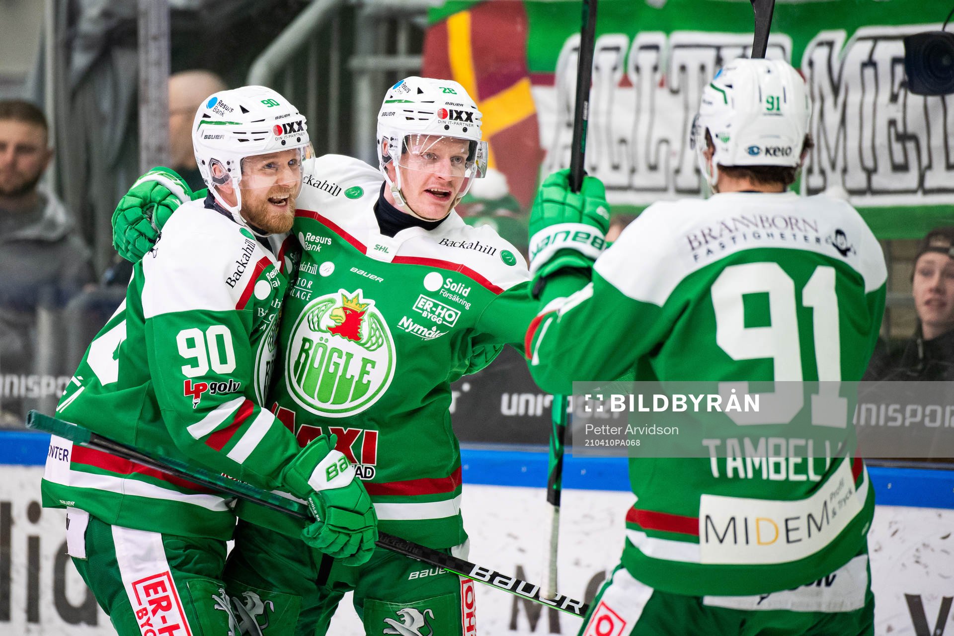 Rögles Ted Brithén och Adam Tambellini jublar med Anton