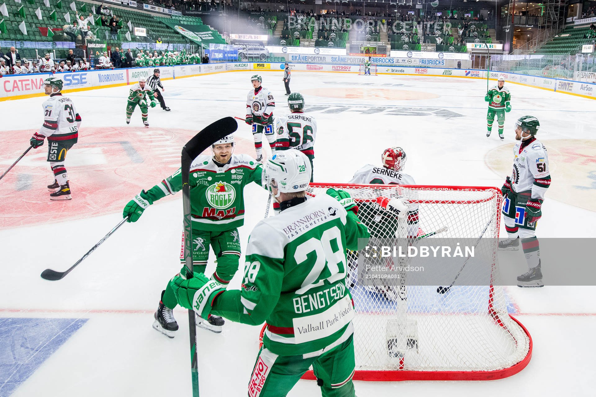 Rögles Ted Brithén jublar med Anton Bengtsson