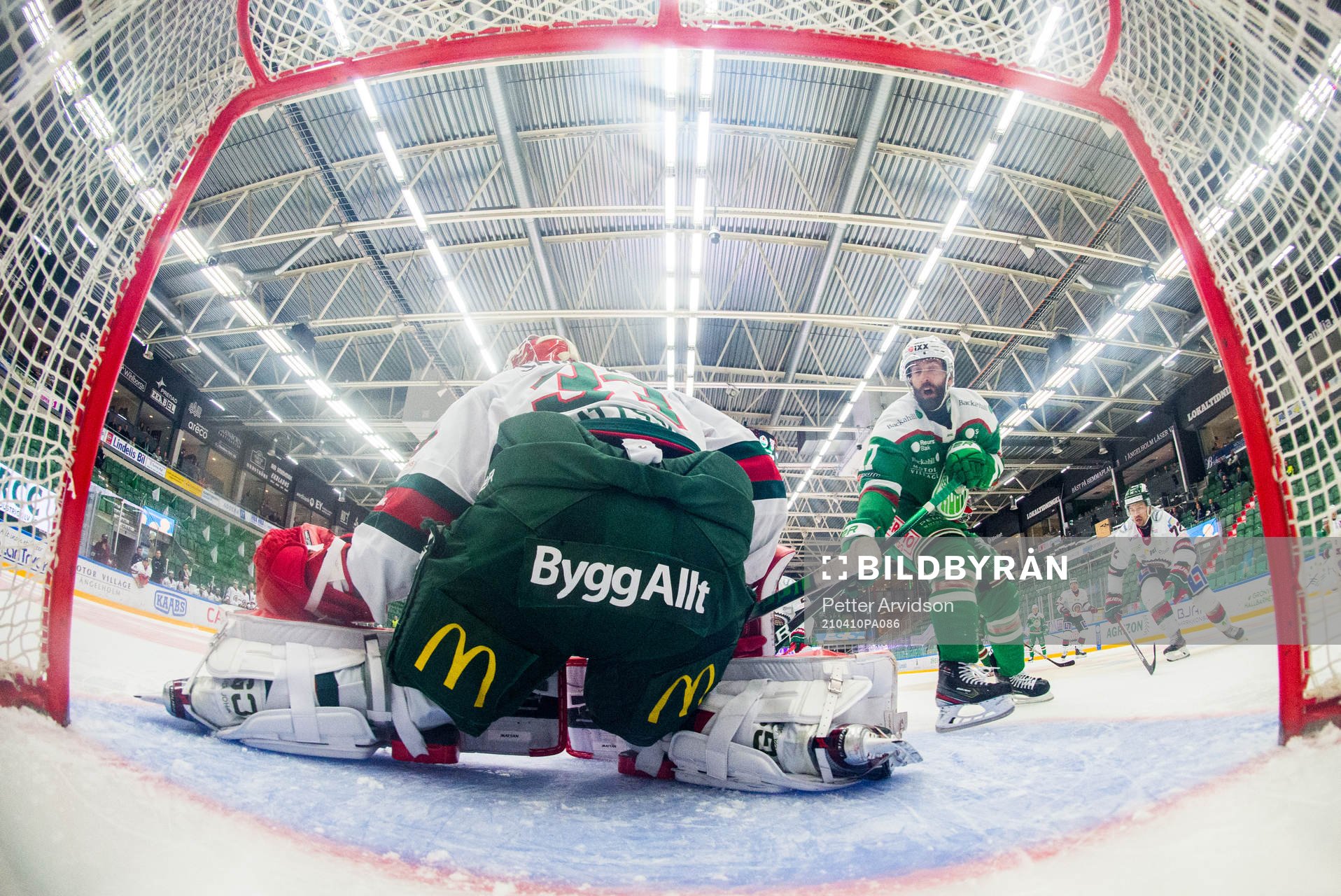 Rögles Taylor Matson oroar mot Frölundas målvakt Johan