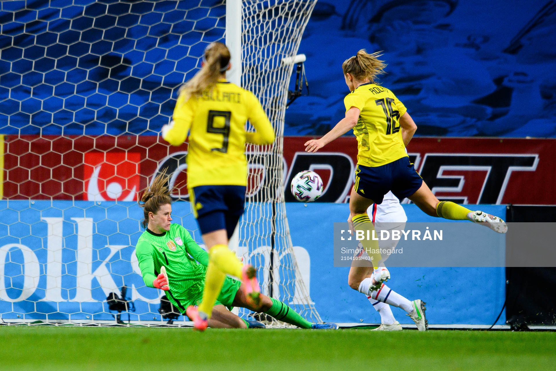 Fridolina Rolfö of Sweden against goalkeeper Alyssa Naeher