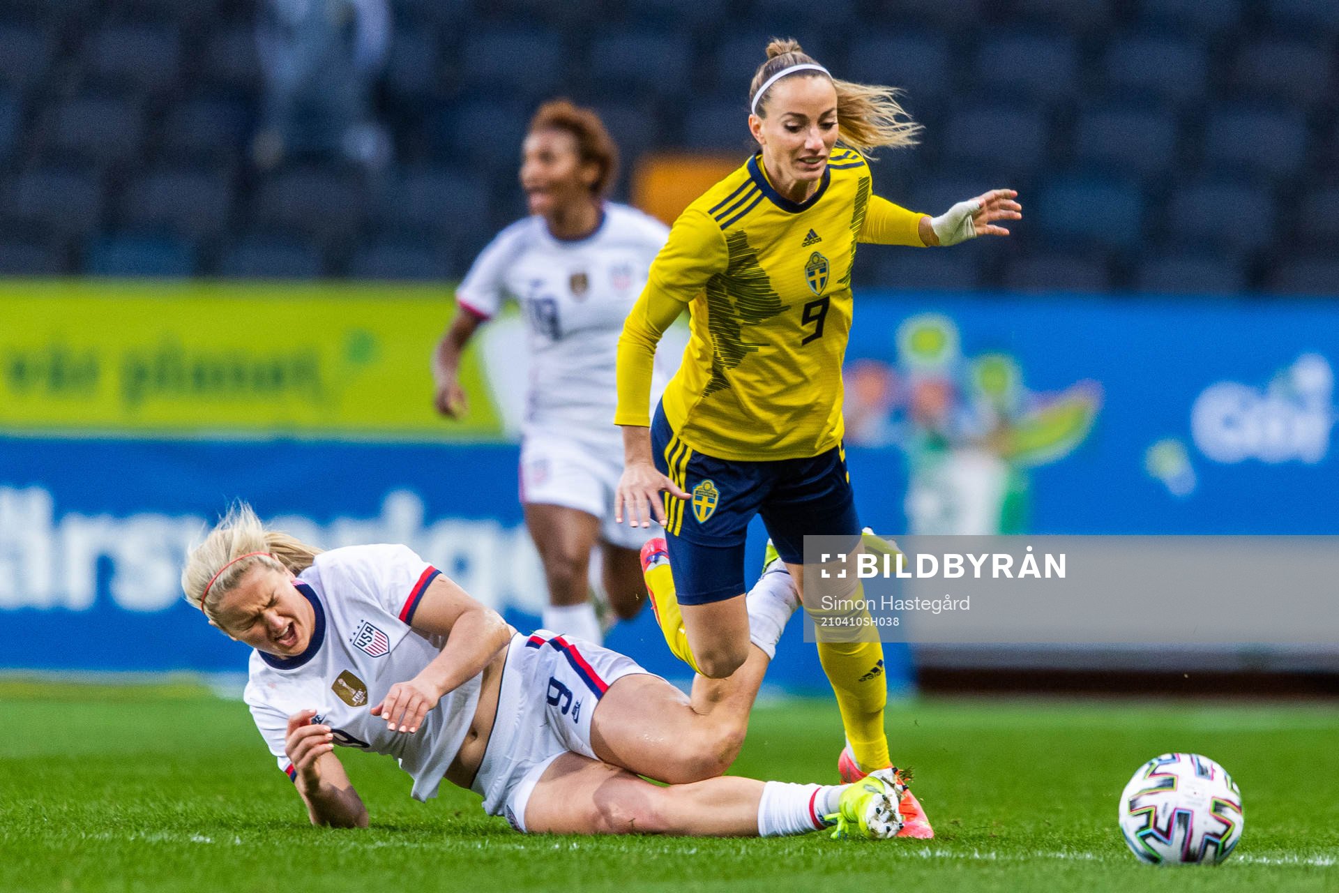Lindsey Horan of USA and Kosovare Asllani of Sweden compete