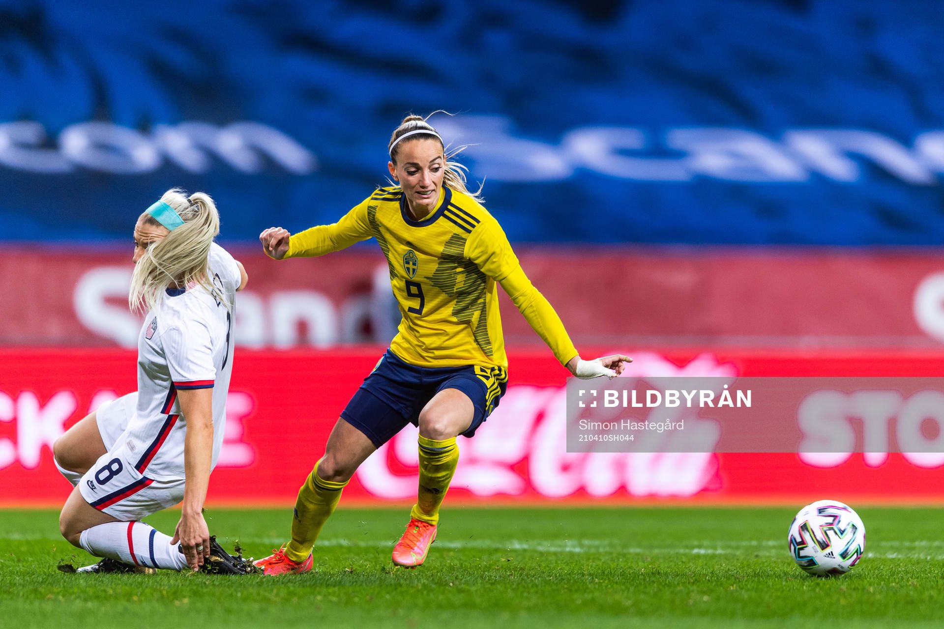Julie Ertz of USA and Kosovare Asllani of Sweden
