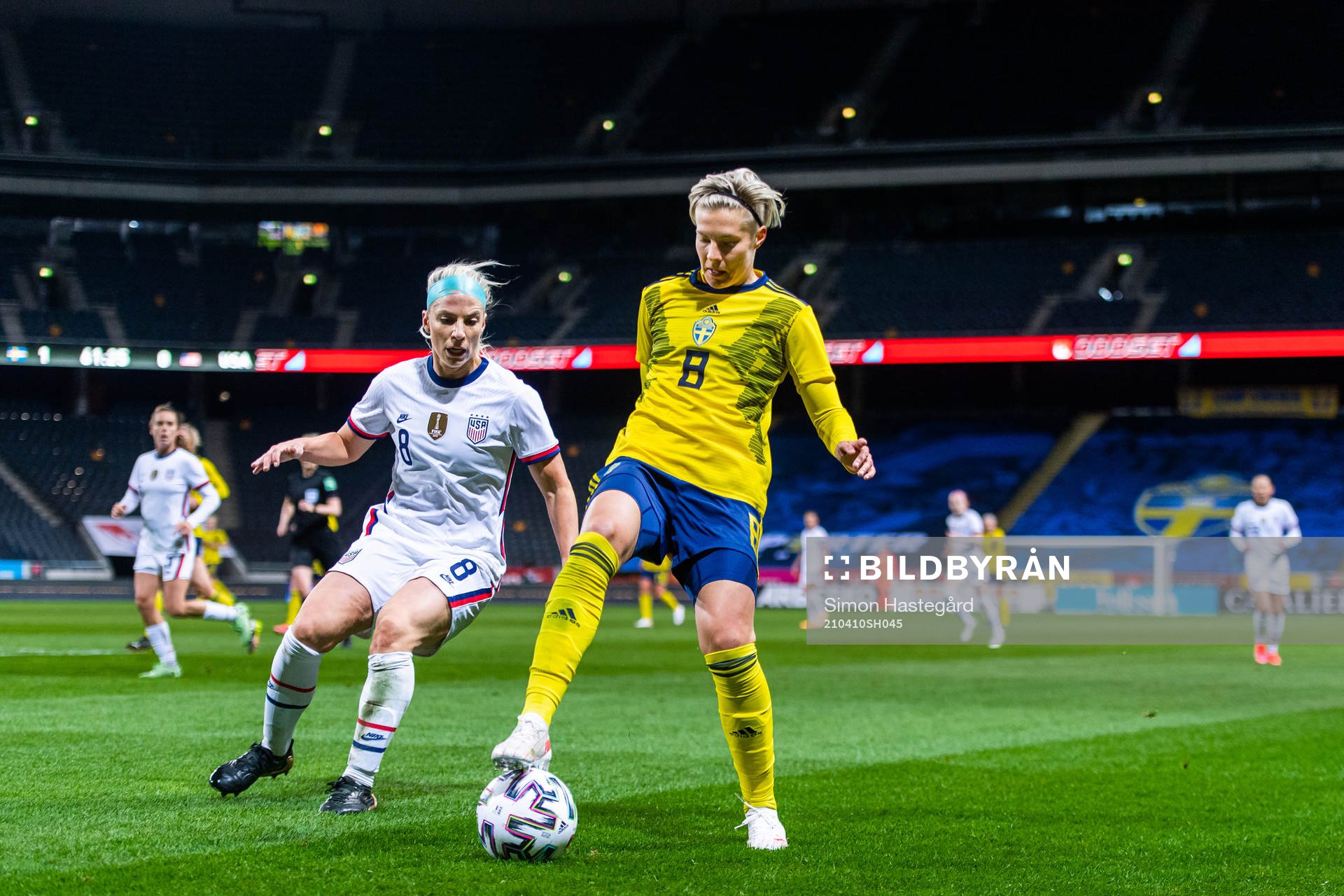 Julie Ertz of USA and Lina Hurtig of Sweden
