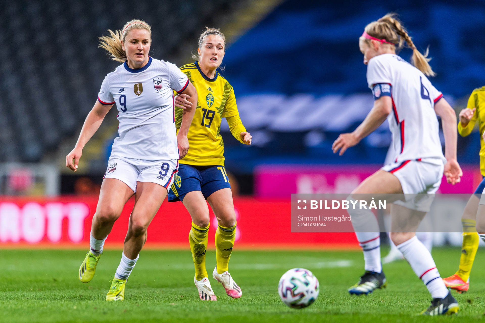 Lindsey Horan and Becky Sauerbrunn of USA against Filippa